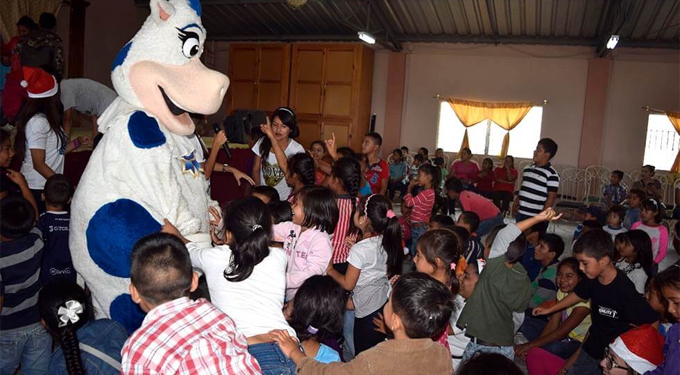 Los niños adoran pasar tiempo con la Vaquita Sula